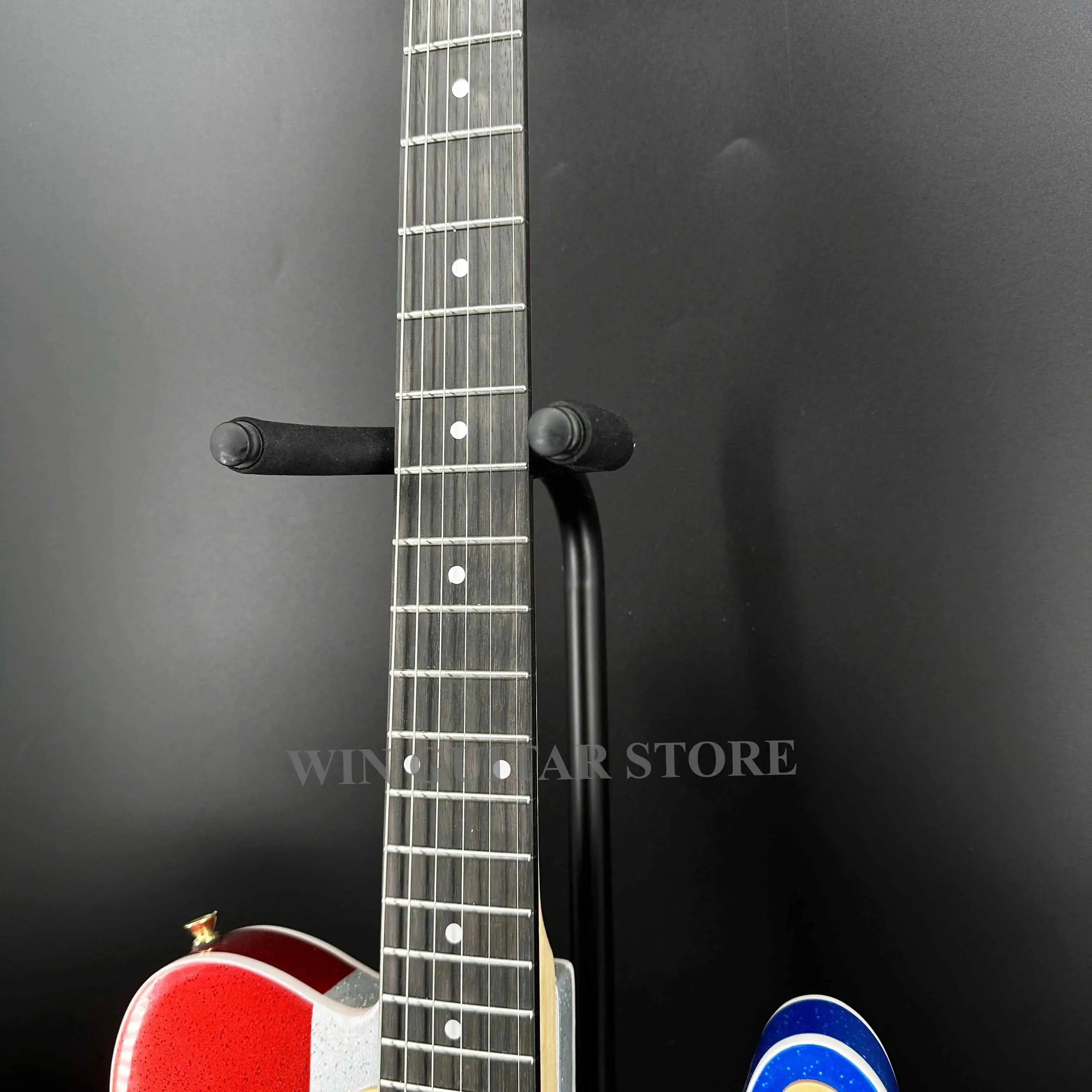 E-Gitarre mit dreifarbiger Metalllack und großem körnigen goldenen Accessoires. Ein Weihnachtsgeschenk. Kostenloser Versand