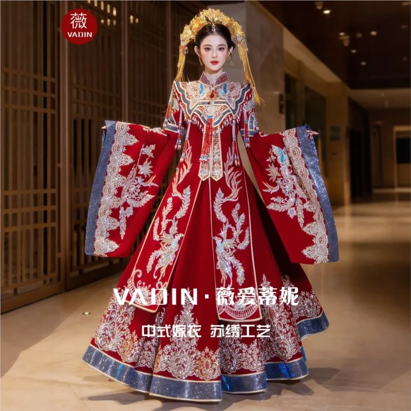 The new velvet wedding dress for brides featuring a phoenix crown and red robe is traditional Chinese with dragon