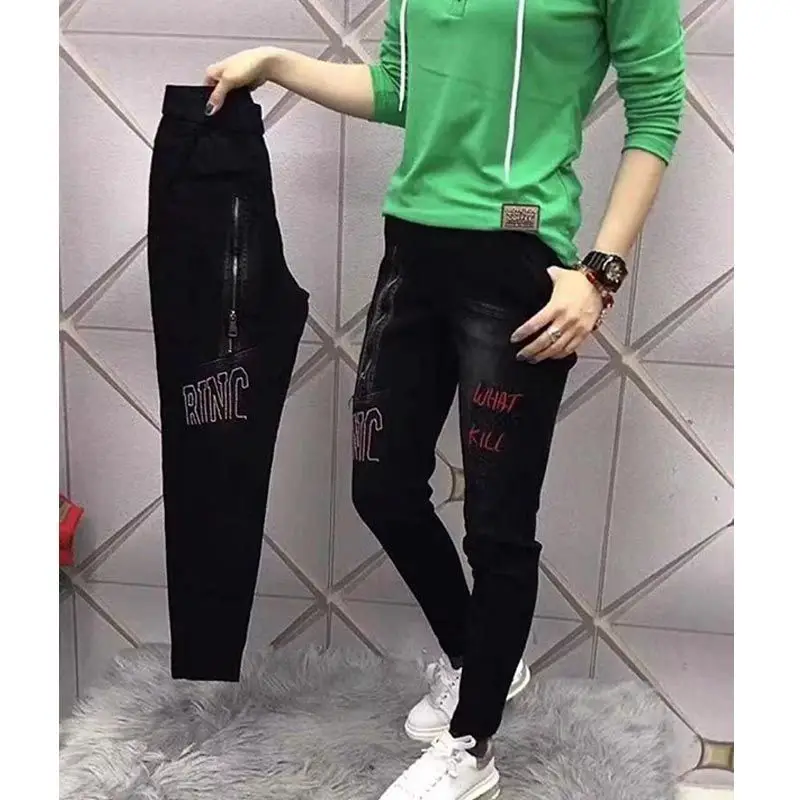 

Корейские отзывы, множество одежды для девочек, черные эластичные джинсы на молнии, женские свободные брюки Харлан с эластичной резинкой на талии и вышивкой, корейские брюки в стиле панк