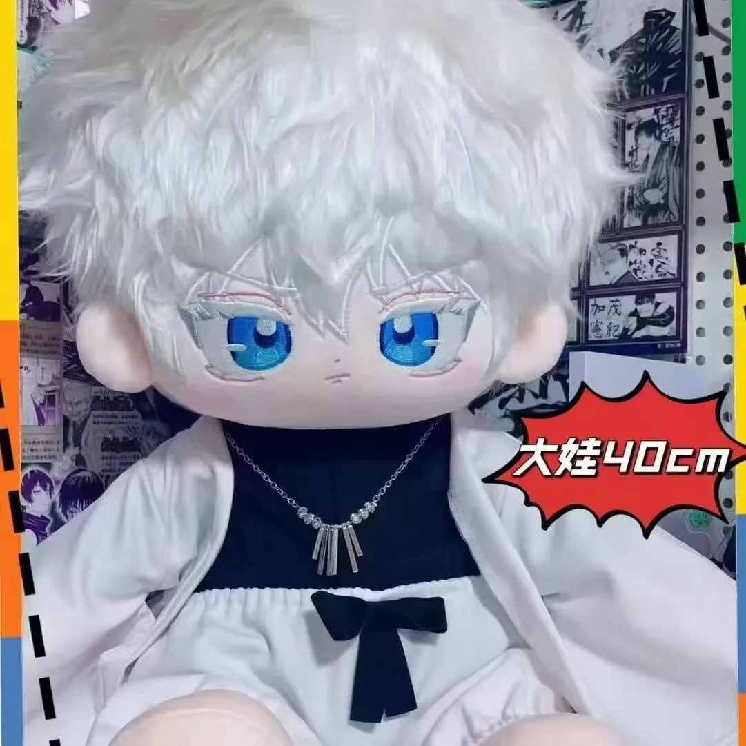 ตุ๊กตาผ้าฝ้ายขนาด 40 ซม. ท่าทางนั่ง ต้นฉบับและเป็นทางการจากอนิเมะเรื่อง จูจุตสึ ไคเซ็น และโกโจ ซาโตรุ  สนุกกับตุ๊กตาโดจินจากอนิเมะ