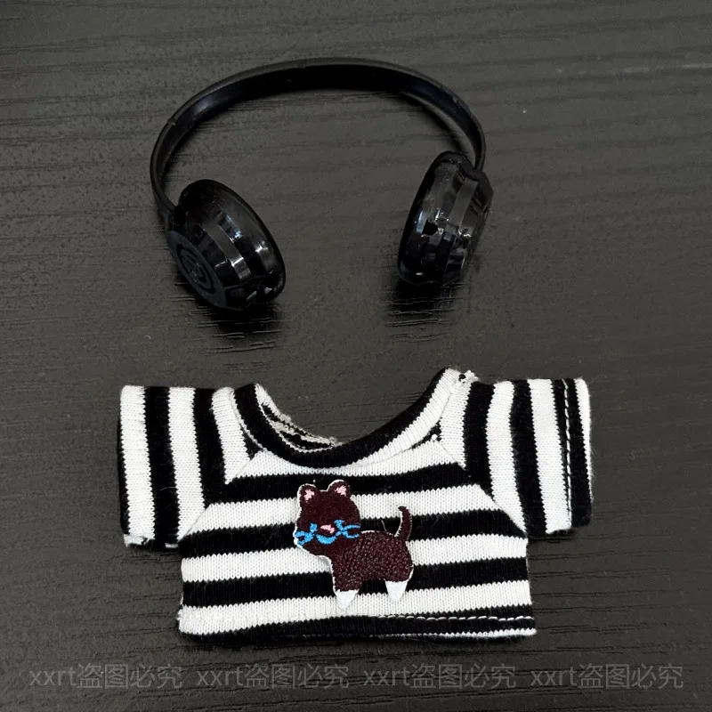 4e generatie Mini Labubu Heart Code Series streetwear set, kat sticker gestreept T-shirt met bijpassende hoofdtelefoon voor 10 cm vinyl pop