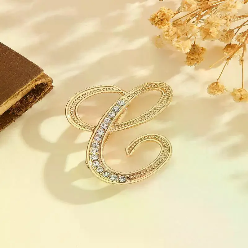 المرأة A-Z رسالة بروش الراين كريستال الذهب اللون الإنجليزية الأبجدية دبابيس معدنية لطيف بروش مجوهرات اكسسوارات هدية