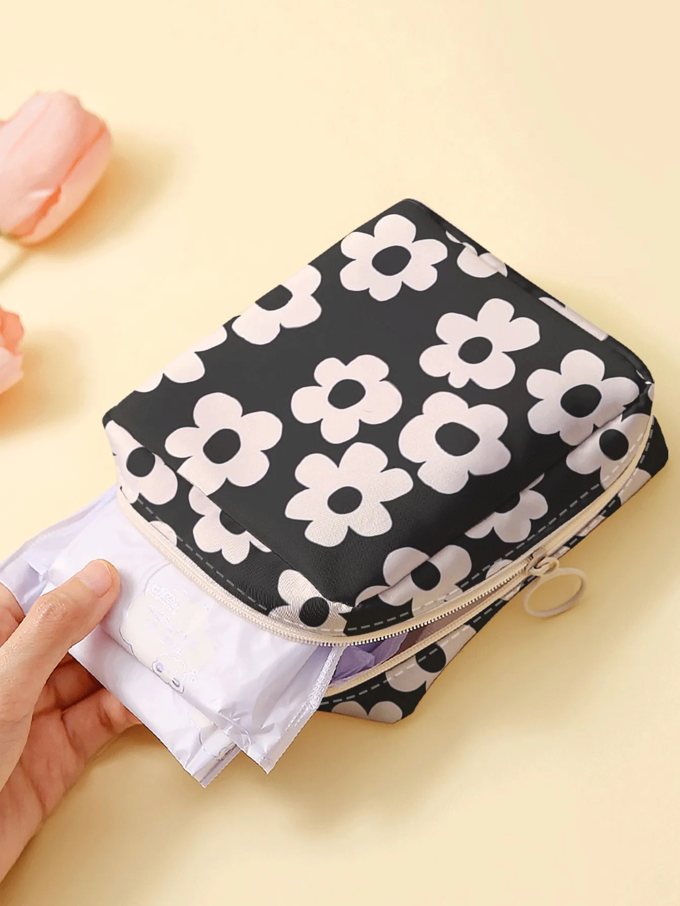 1pc, Black White Simple Daisy Printed Sanitary Napkin Storage Bag Portable Mini Makeup Pouch suitable for Daily Travel Shopping