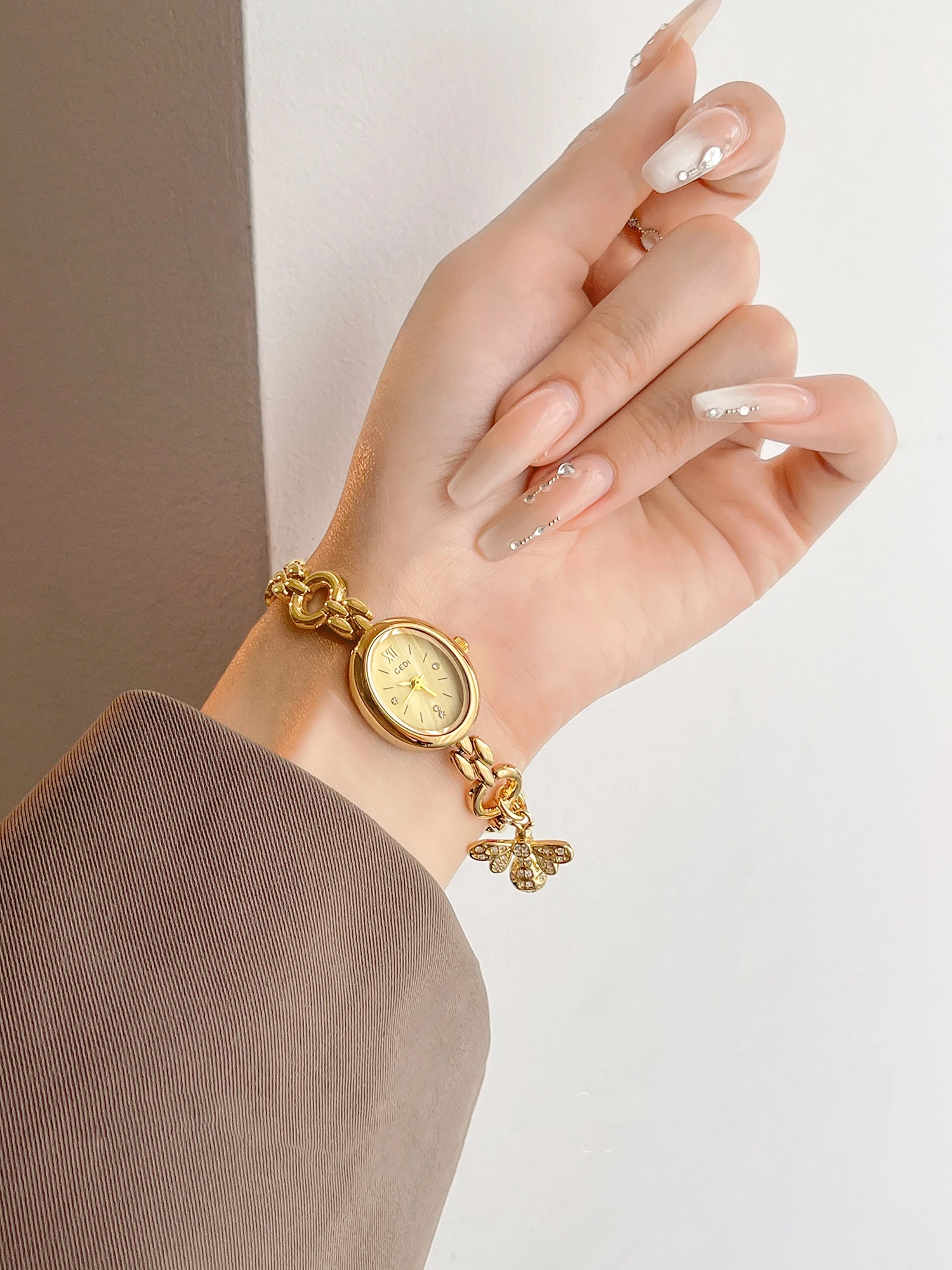 2025 ساعات نسائية فاخرة ريترو مع قلادة على شكل سوار عصرية عالية الجودة ساعة يد كوارتز نسائية خفيفة الوزن