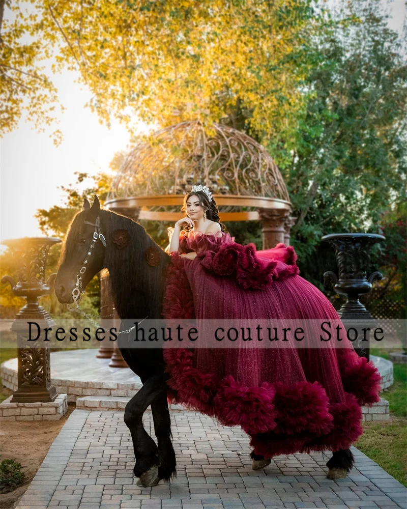 Brilhante borgonha tule frisado quinceanera vestido de baile 2025 mexicano babados fora do ombro doce 16 vestido espartilho personalizado