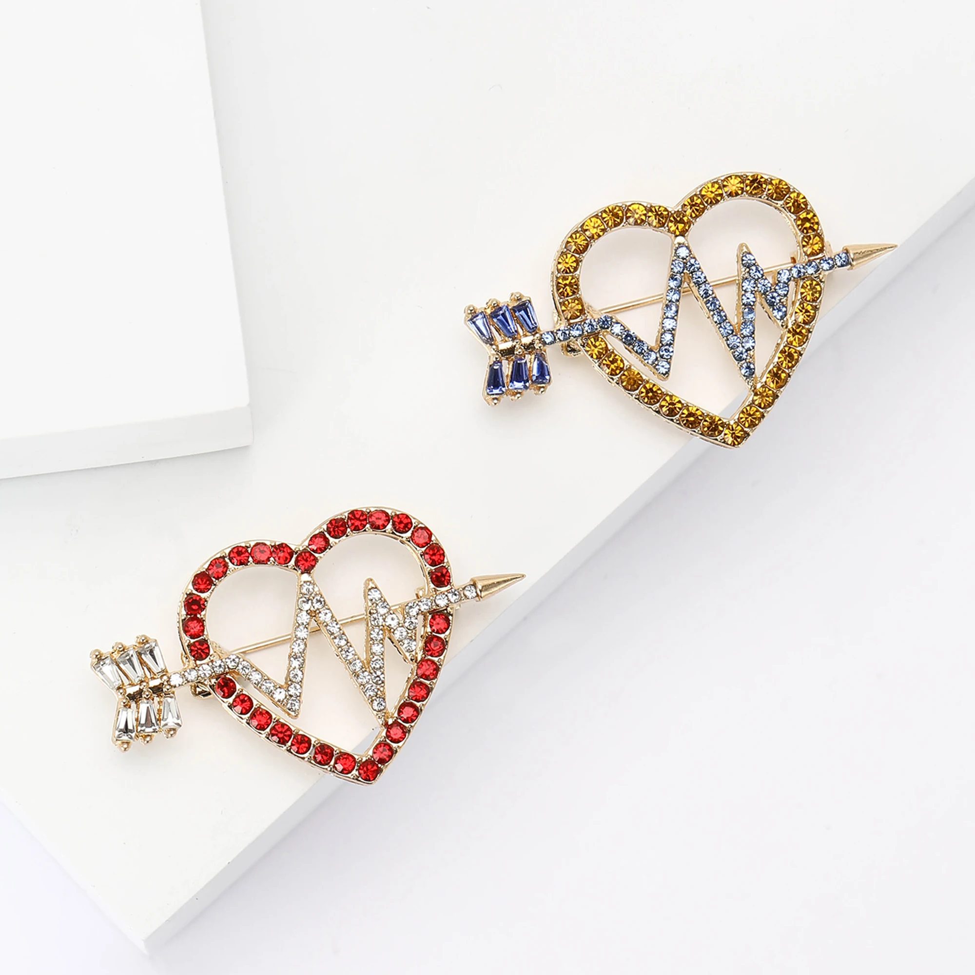 Valentine\'s Day Romantic Rhinestone Heart Brooch for Women Unisex Pearl Love Pins Banquet Party Backpack Gifts Jewelry Accessory