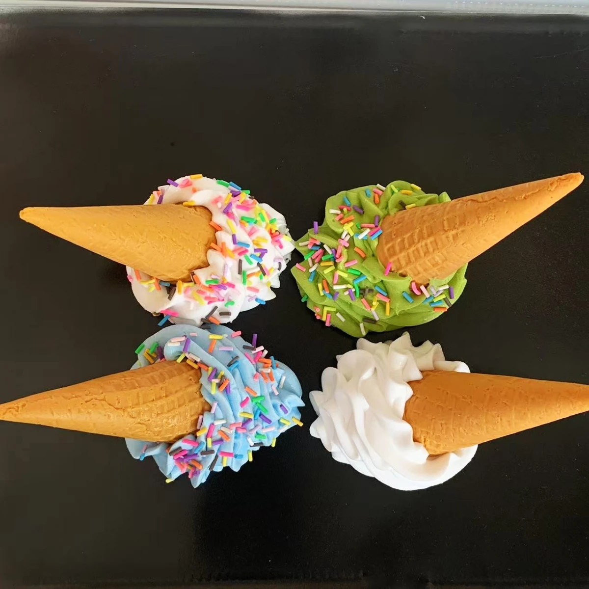 Ultra-realistisches gefälschtes gefallenes Eiscreme-Modell, lebensechte, fallende, geschmolzene Dessert-Requisite für Streichgeschenke, TikTok-Viervideos, Fotografie – Detail 4