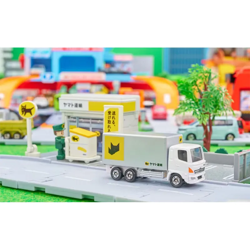 Takara Tomy Tomica Town 086826 Yamato Transport Depot Diorama Set,City Logistics Layout,1 Alloy Truck+3 Scene Accessories