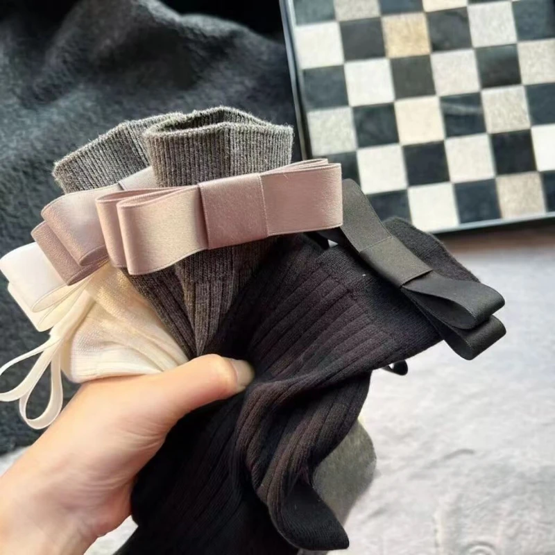 Chaussettes pour femmes gris à rayures verticales, bas empilés à tube fin avec nœud japonais