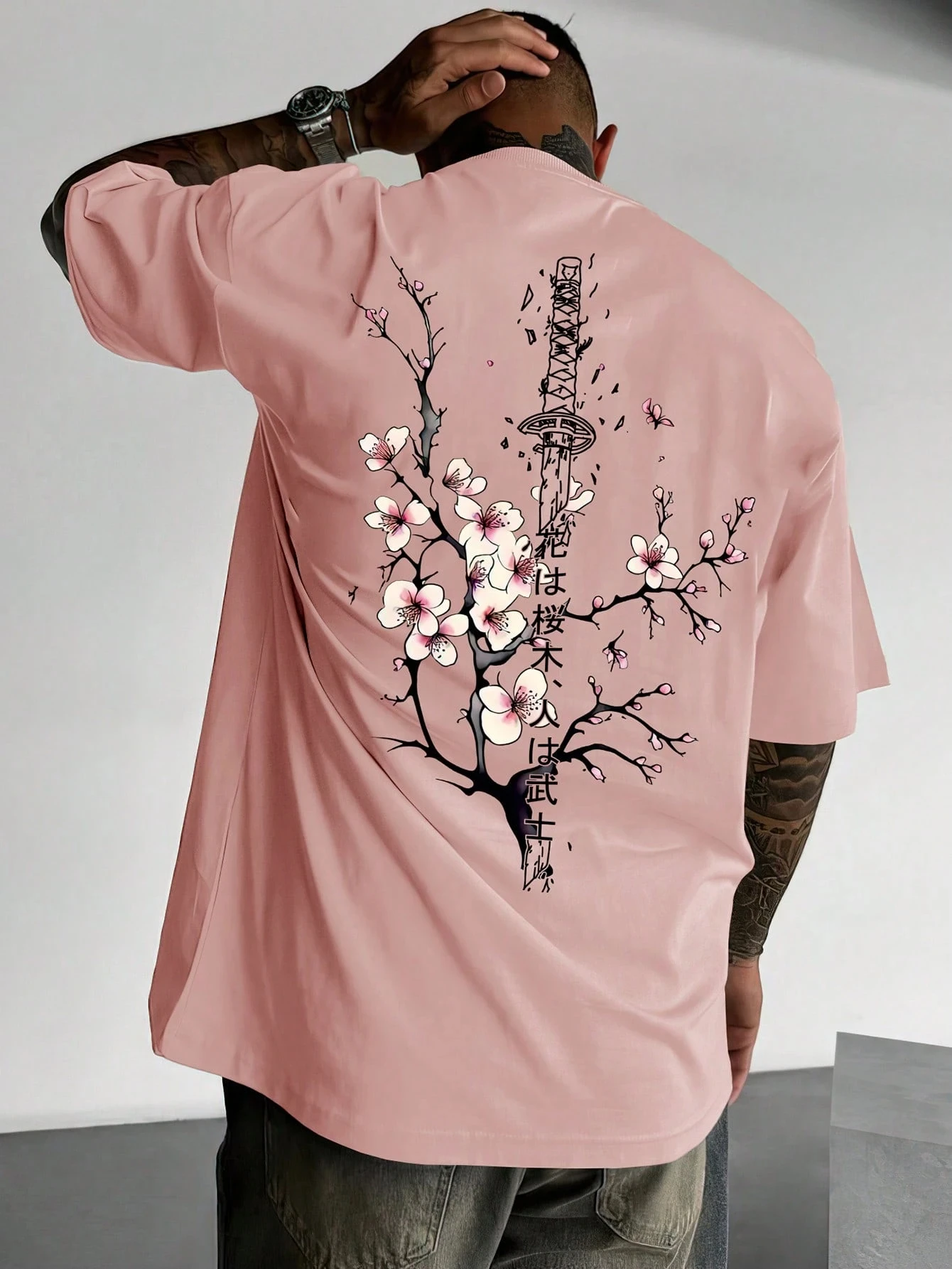 الرجال فضفاضة تناسب جولة الرقبة الكاكي تي شيرت مع غمد السيف الياباني تصميم ملابس للرجال أزياء عارضة قصيرة الأكمام تي شيرت