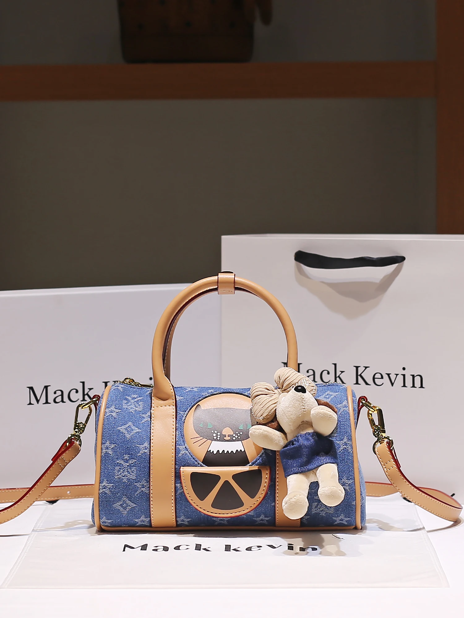 

Vintage and Luxury Designer Bags with Contrast Color and Cute Pendant Women Newly Trendy and Large Capacity Boston Handbag