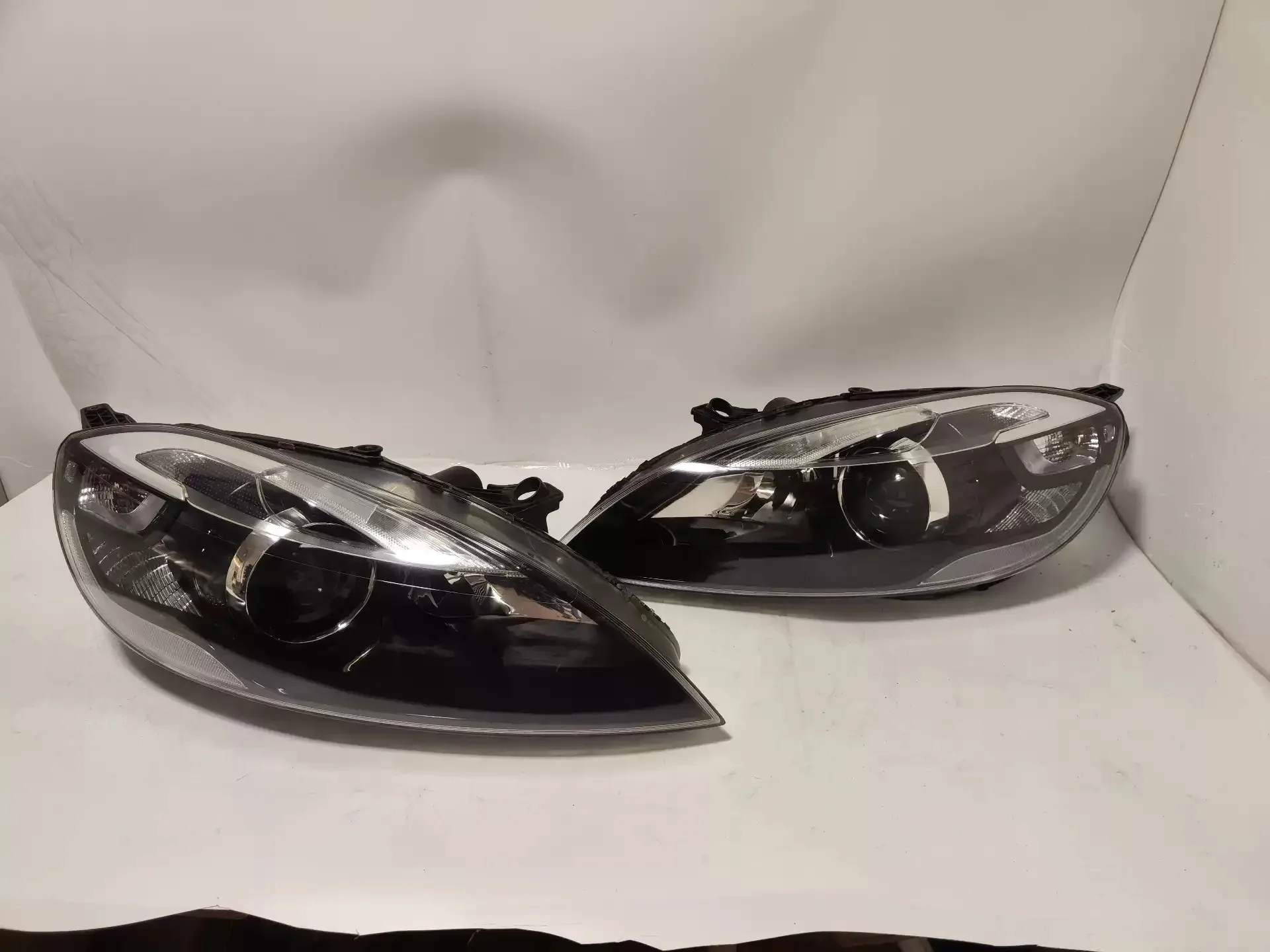 

Front Headlight Head Light Headlamp for Volvo V40 13-16 DRL Daytime Running Light turn signal