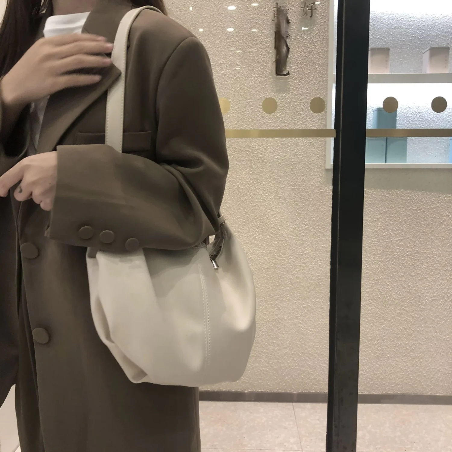 대용량 통근 어깨 만두 가방 여성 새로운 높은 감각 검은 토트 가방 학생 클래스 숄더백