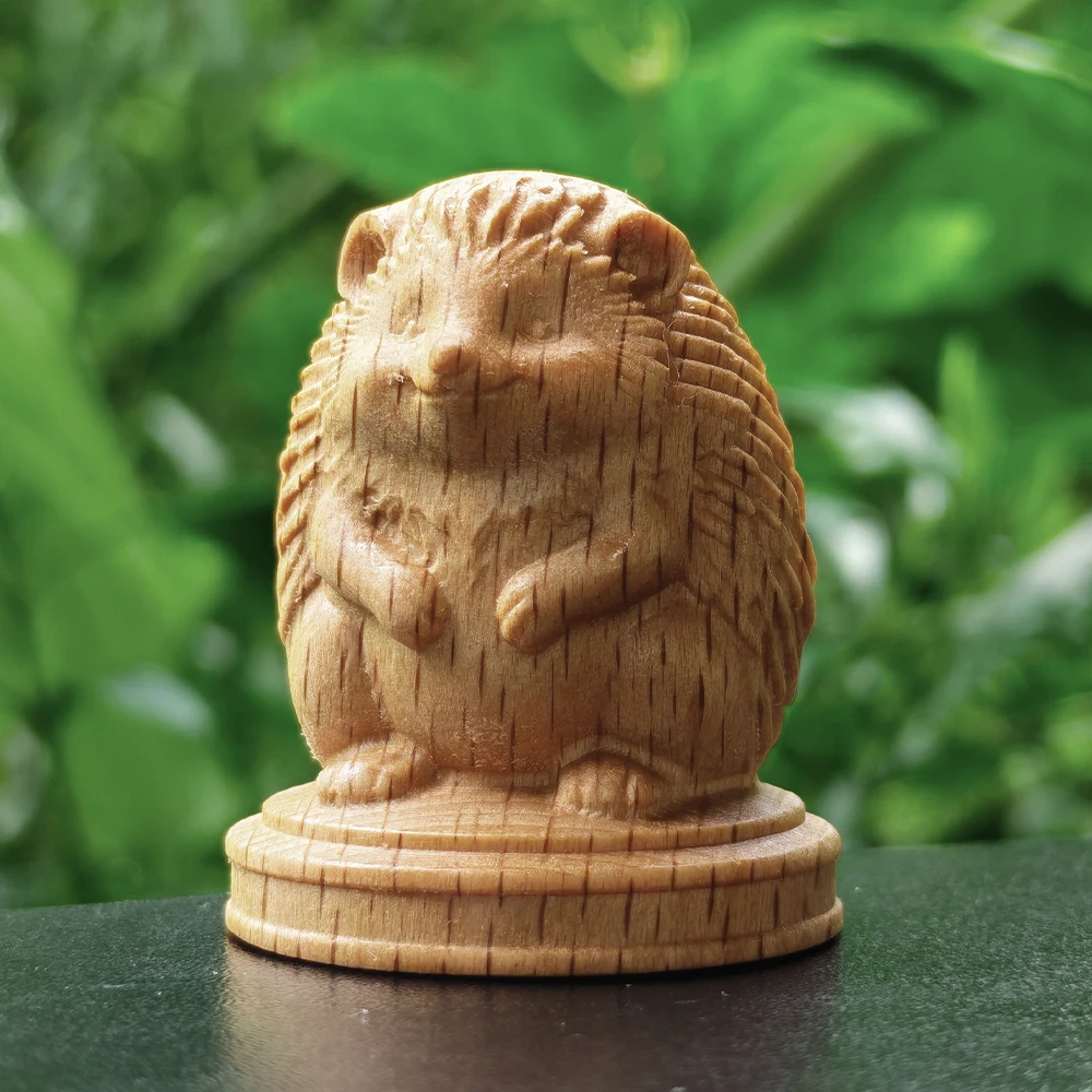 Handgeschnitzte Holzfigur eines Igelns, natürlicher Stil, minimalistischer Stil, Tierthema. Geeignet für Kamin, Schlafzimmer, Tischdekoration, Neujahrsgeschenk, Geburtstagsgeschenk,
