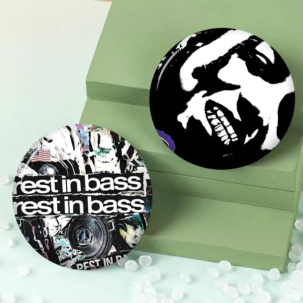 Rapper Che REST IN BASS 32/44/58mm Round Cartoon Brooches Handmade Pins for Backpack Jewelry Accessories Gifts Creative Badge