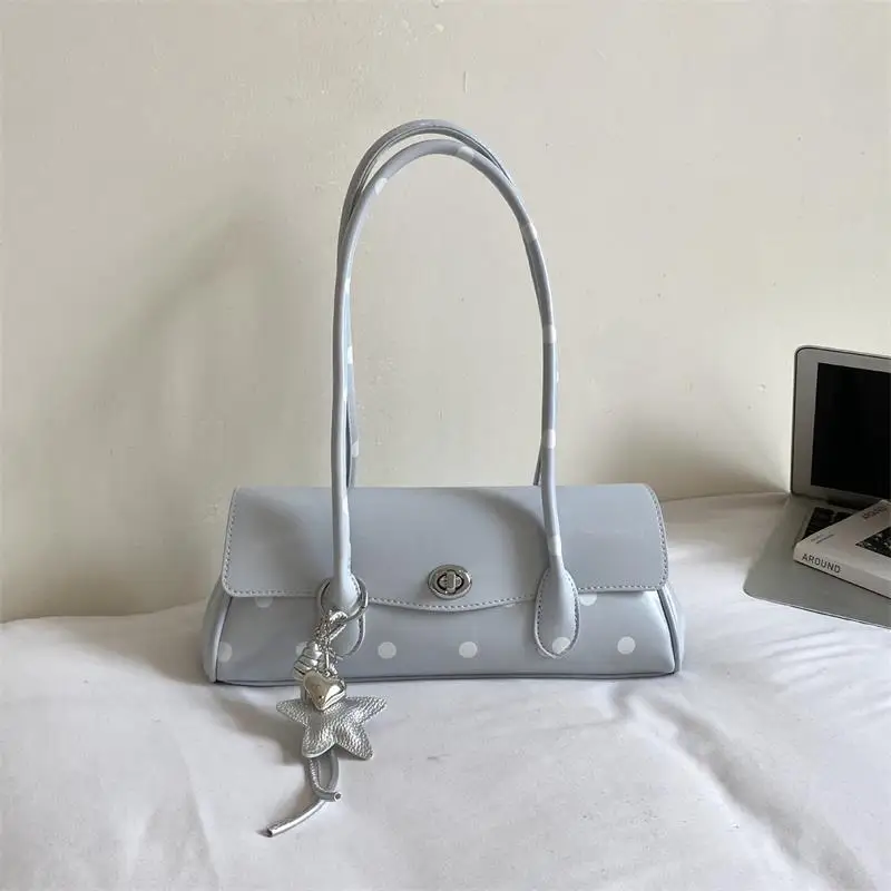 Gepunktete Hobo-Unterarmtasche, Koreanisch-Chic Damen-Handtasche mit Langem Trageriemen und Taschenanhänger, Alltagstasche für Arbeit und Pendeln – Detail 16
