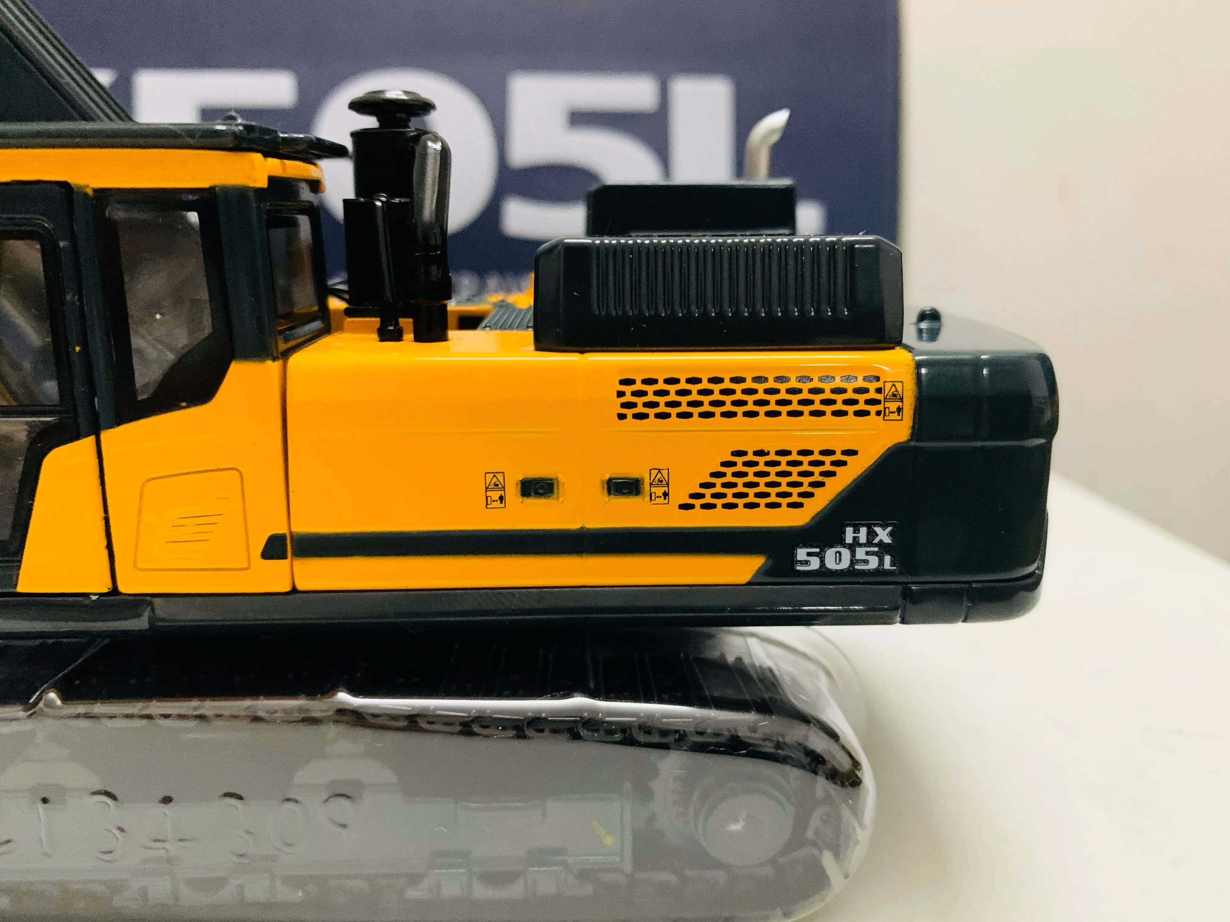 Construction Equipment Crawler Excavator HX505L 1/43 Scale DieCast Model