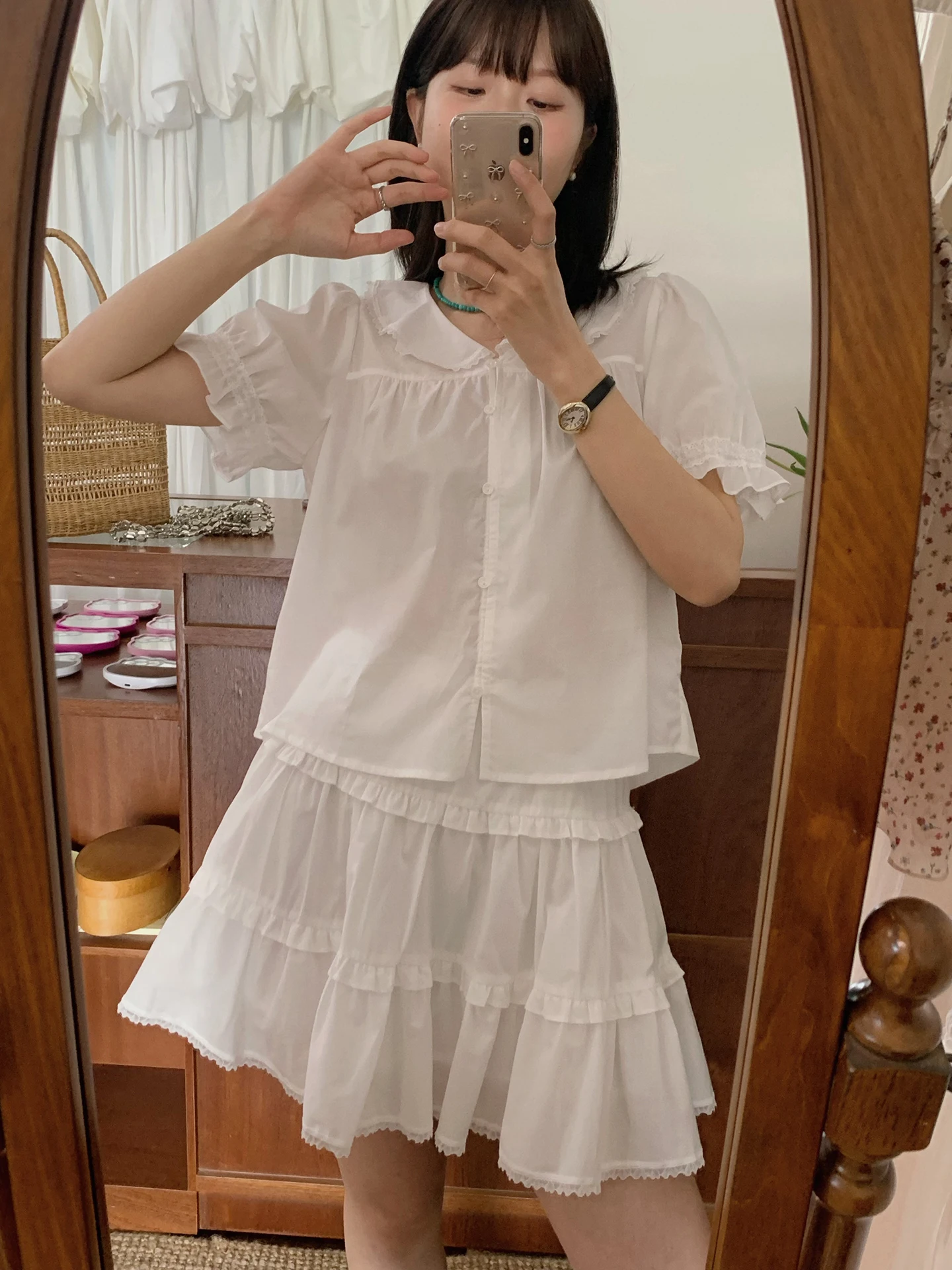 

Комплект в студенческом стиле: дышащая хлопковая рубашка с коротким рукавом и кружевными рукавами-фонариками, а также юбка-миди с воротником «Питер Пэн» для женщин