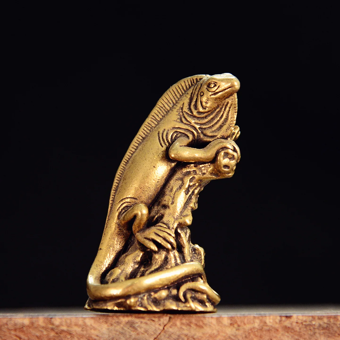 Climbing Lizard Small Statue Brass Figurines Miniatures Retro Micro Landscape Desktop Ornaments Home Decorations Crafts Gifts