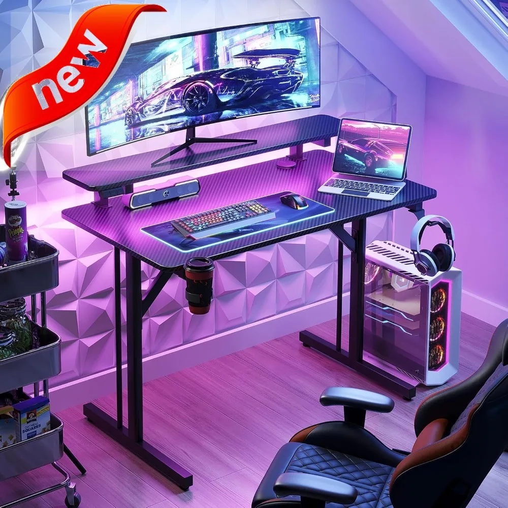 

32-дюймовый светодиодный игровой стол с полкой для монитора, текстурой из углеродного волокна, устойчивыми Т-образными ножками для установки ПК
