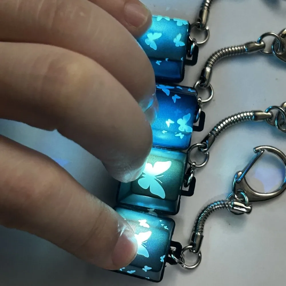 Decompressione 4 tasti Pulsante Keycap Portachiavi Tappi tastiera Pulsante brillante Keycap Passa il tempo Sollievo dallo stress Clicker Giocattolo Regalo