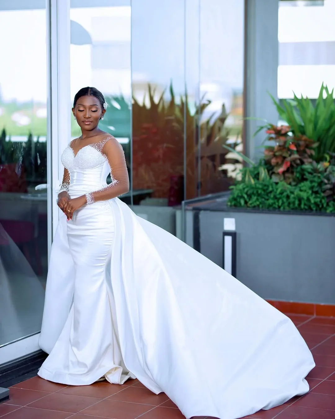 Robe de mariée sirène blanche africaine sexy, illusion transparente, manches longues, robe de mariée perlée, plissée, queue détachable, personnalisée