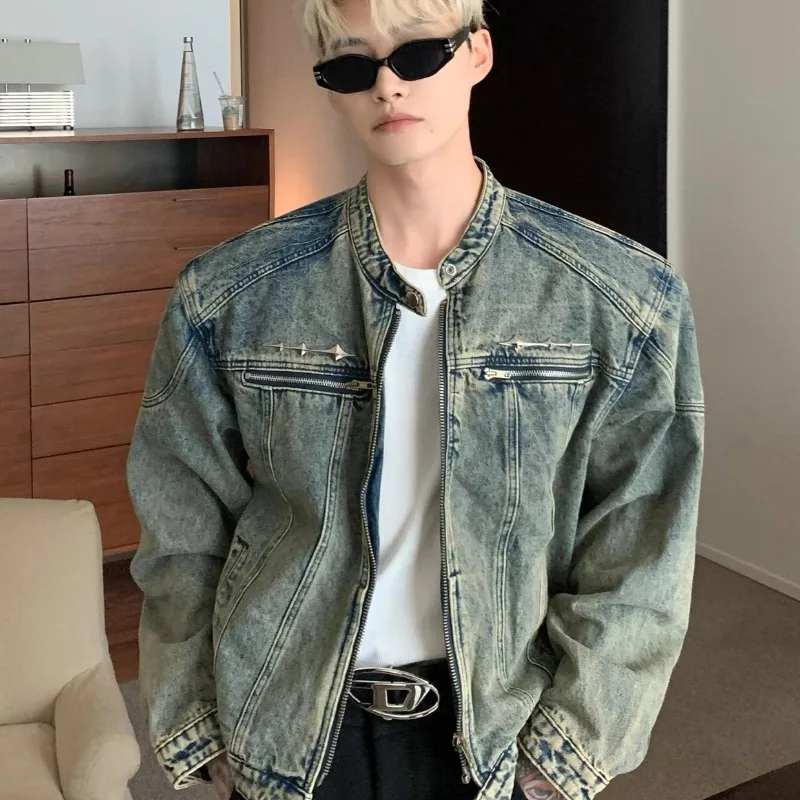 

Мужские джинсовые куртки в стиле ретро с подкладкой на плечах, уличная одежда в стиле панк, повседневное короткое джинсовое пальто, модное мужское пальто с воротником-стойкой и карманами на молнии