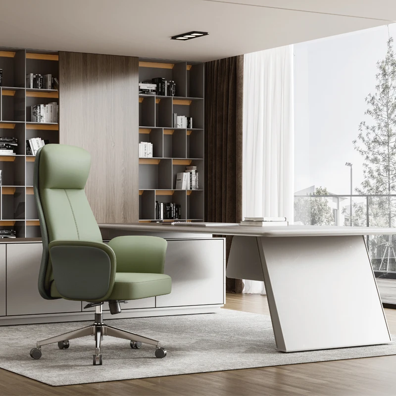 كرسي مكتب من الجلد الطبيعي باللون الأخضر بتصميم عصري أنيق عالي الظهر مع قاعدة وعجلات معدنية