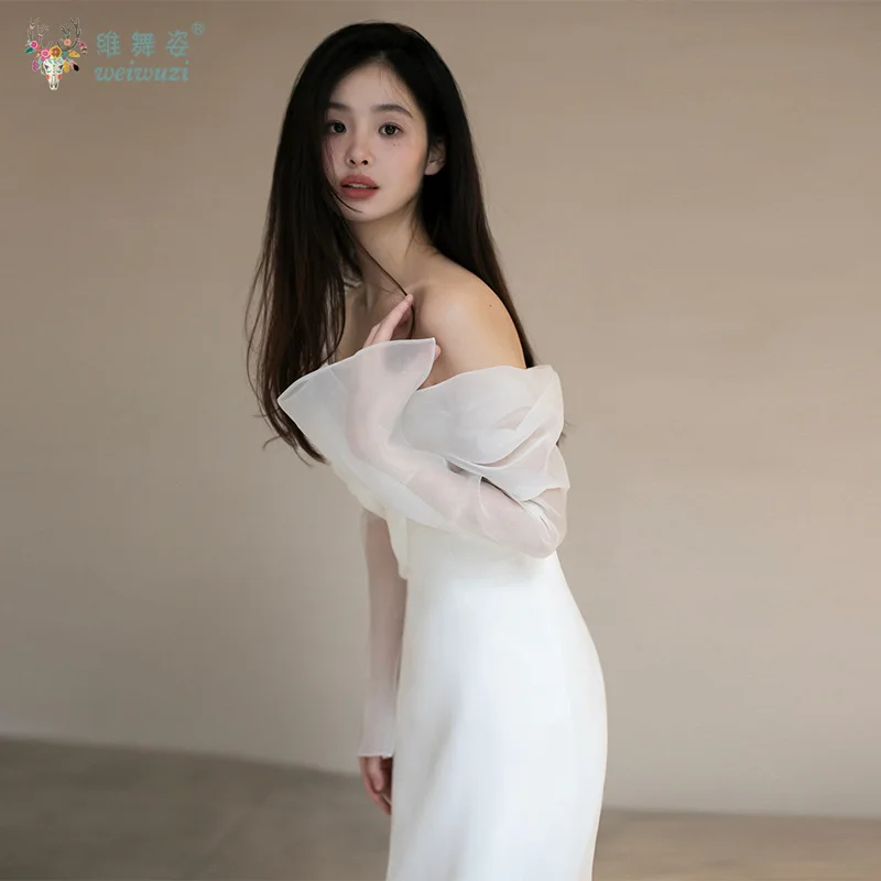 韓国風の優しい雰囲気のサテン生地の軽やかなウェディングドレス、シンプルなワンカラー、オフショルダー、スリムフィットのブライダルウェディングドレス