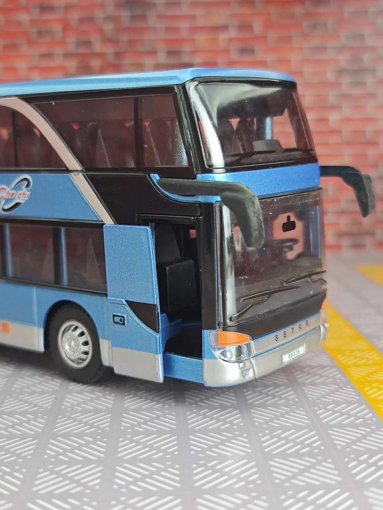 1:30 حافلة عمل ذات طابقين نموذج سيارة مصنوع من خليط معدني لمشاهدة معالم المدينة السياحية لعبة سيارة للأطفال مع وظائف الصوت والإضاءة