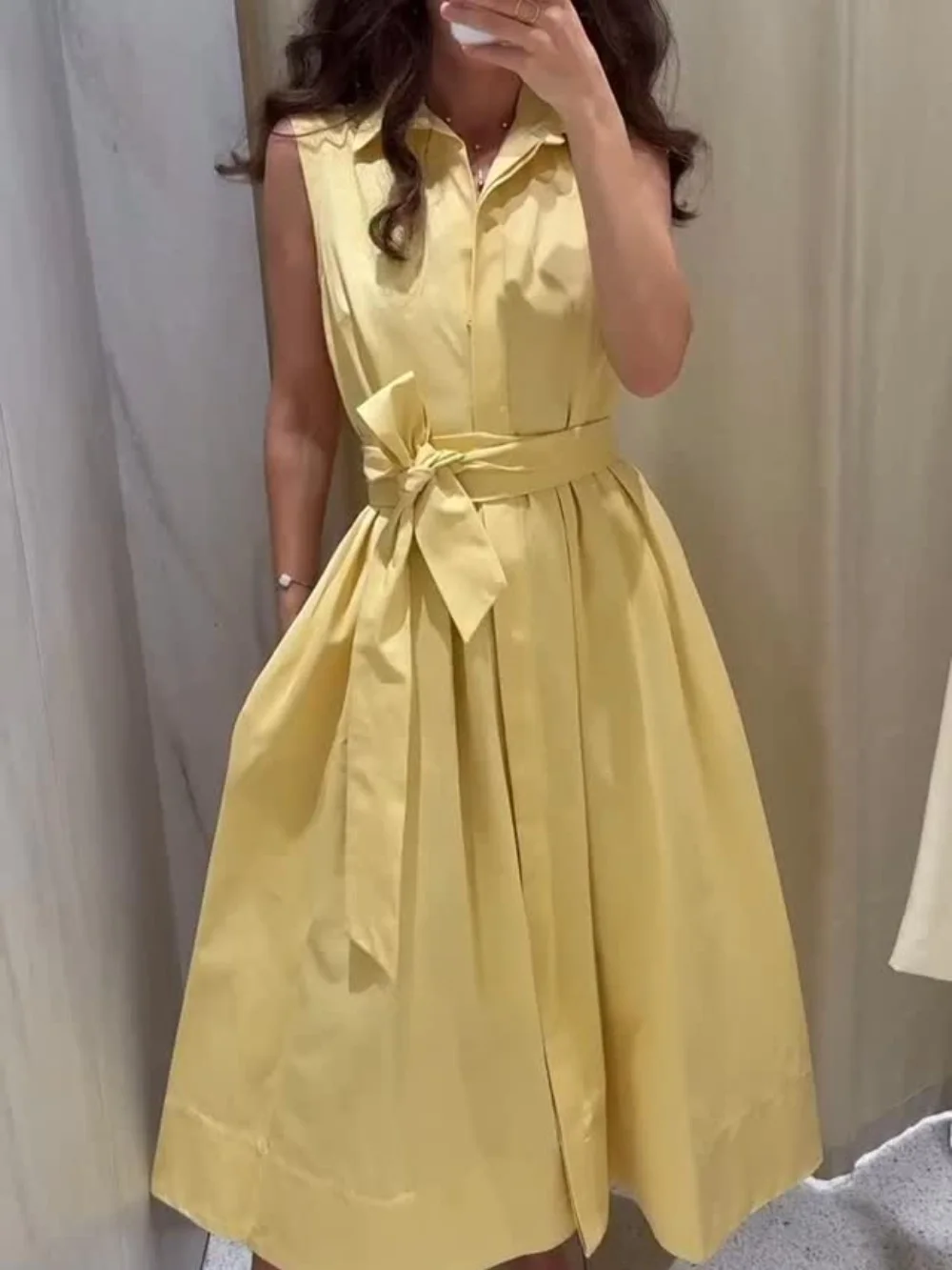 Elegante abito camicia gialla senza maniche da donna con bottoni risvolto gonna lunga a pieghe con lacci 2025 abito da pendolare da donna alla moda estiva