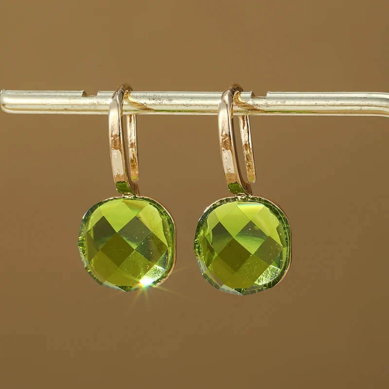 Luxury Temperament Cut Green Synthetic Agate Dangle Earrings for Women Fashion Charm Golden Banquet Festival Jewelry Accessories