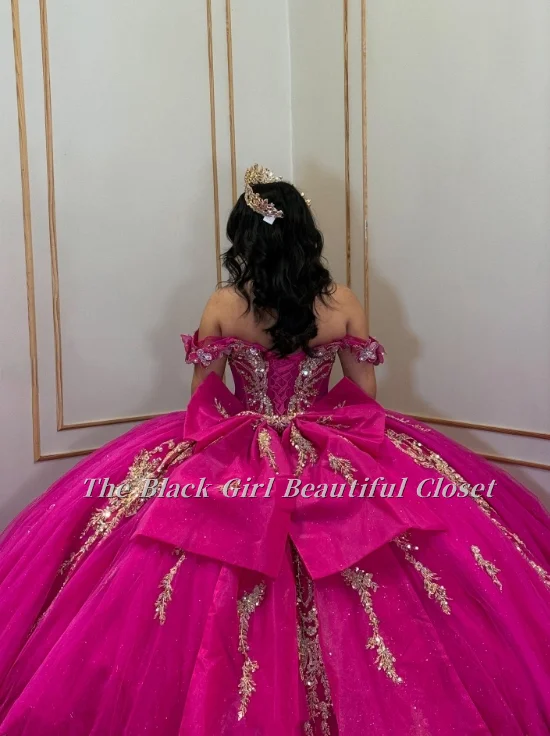 Robe de princesse Quinceanera formelle rose vif personnalisée dentelle dorée dentelle florale incrustée de paillettes de cristal appliquées, robes de soirée