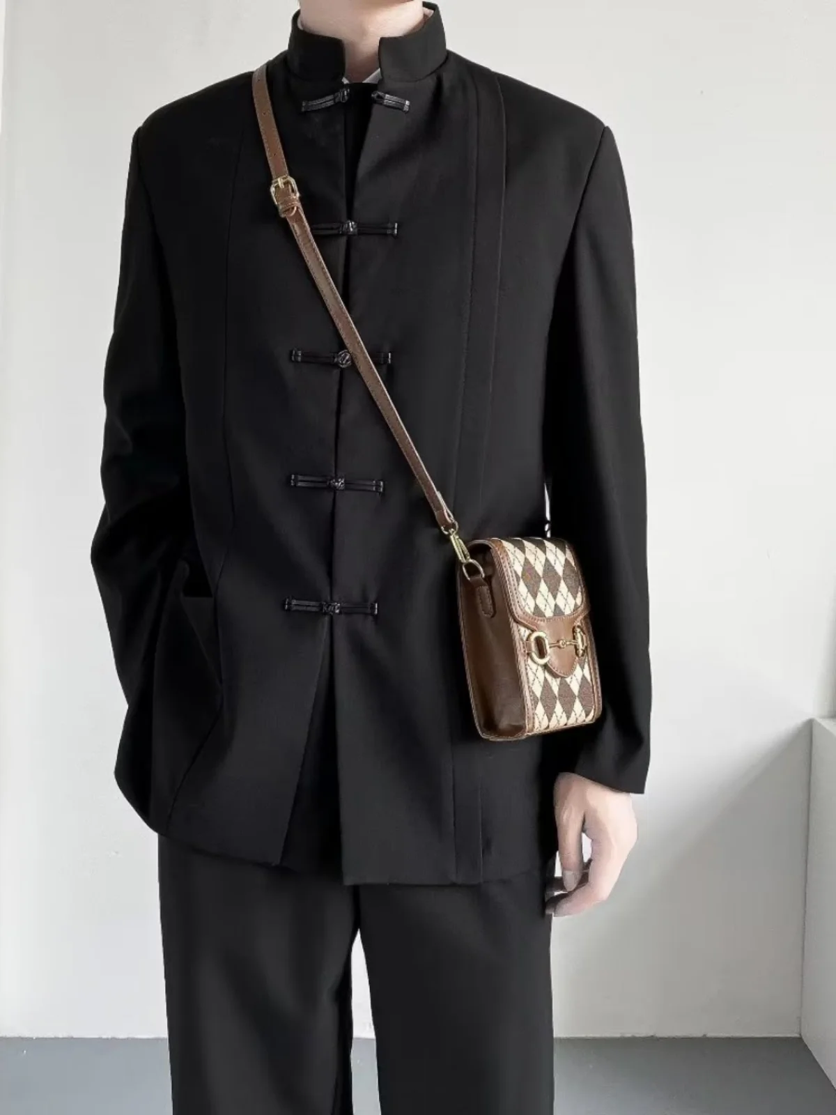 

Новый китайский мужской повседневный костюм Jaet, свободный крой, воротник-стойка, длинное пальто на пуговицах Све, украшенное западном пальто, осенняя мода