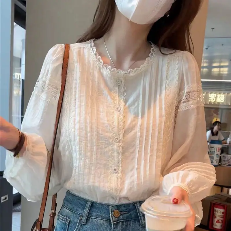 Camisa elegante de cuello redondo para mujer, cárdigan de manga larga con botones, bordado de retazos de encaje, Tops que combinan con todo, primavera y otoño, nueva moda