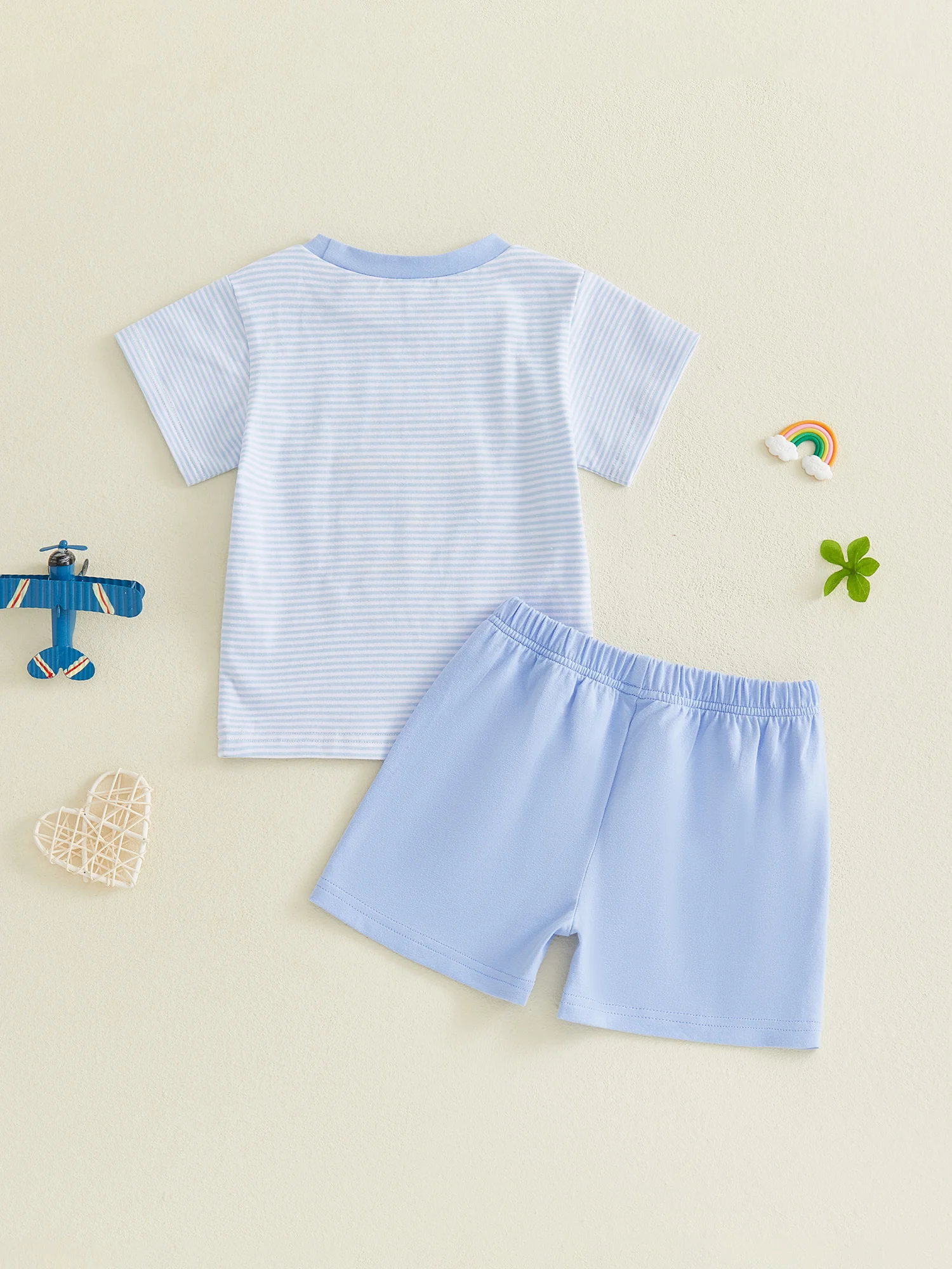 

Очаровательный летний комплект для младенцев-мальчиков с милой аппликацией в виде самолета на полосатой футболке и подходящими шортами - комплект из 2 предметов