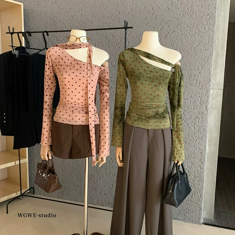 

Korean contrasting color one-shoulder short-sleeved T-shirt for women 2025 summer new irregular knitted top