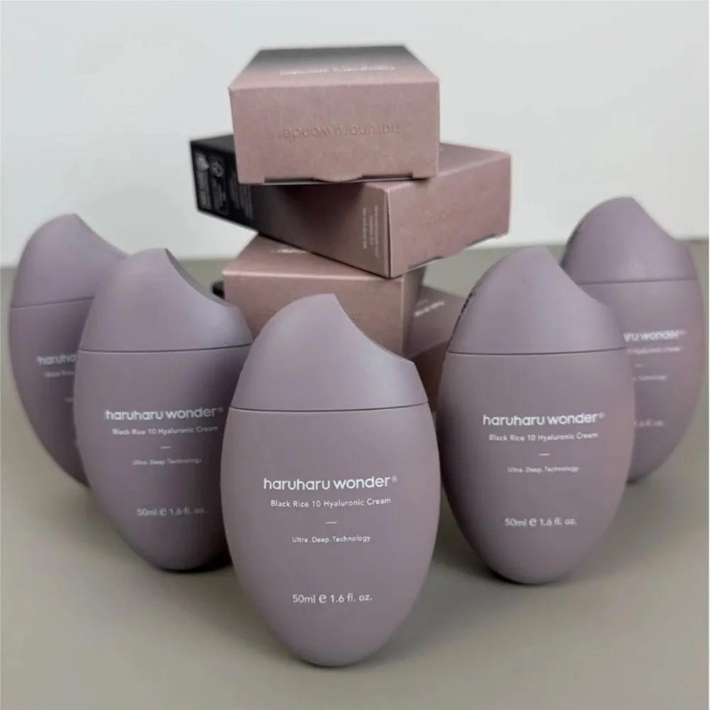 Crema Haruharu Wonder Black Rice 10 con Ácido Hialurónico que mejora el tono desigual de la piel, equilibra el pH, fortalece la barrera cutánea y la elasticidad.