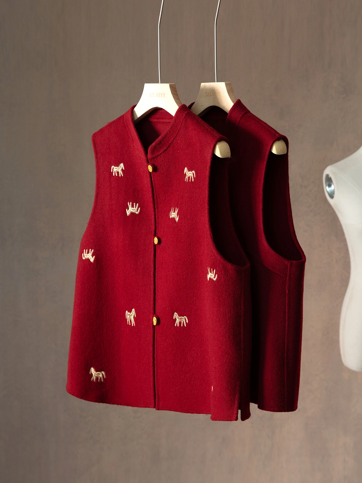 

New Year Red Women's Woolen Vest Chinese Sle Embroidery Camere eep Wool Outerwear Spring Faion Warm Loose Fit