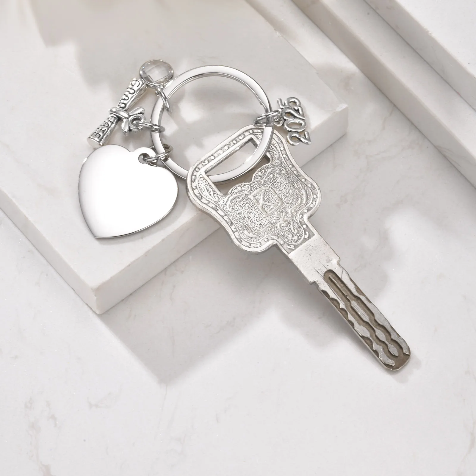 2025 卒業シーズン ステンレススチール ハート キーホルダー 卒業ギフト 女性 男性 パーソナライズされたカスタムテキスト名キーホルダー