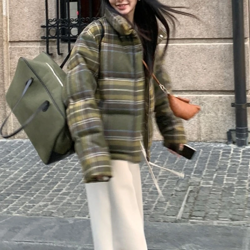 شتاء 2025 جديد قصير الوقوف الرقبة ملابس قطنية المرأة موضة عادية صغيرة سميكة منقوشة سترة