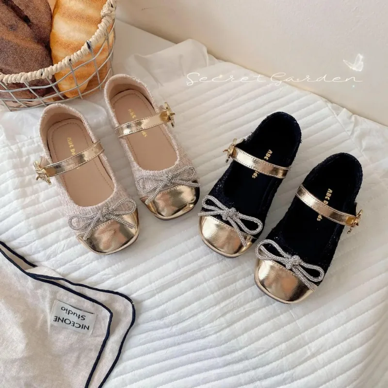 

Children's Leather Shoes Are Versatile and Ladylike. Low-heeled, Girls' Autumn and Winter Bow-shaped, Shiny Design Shoes