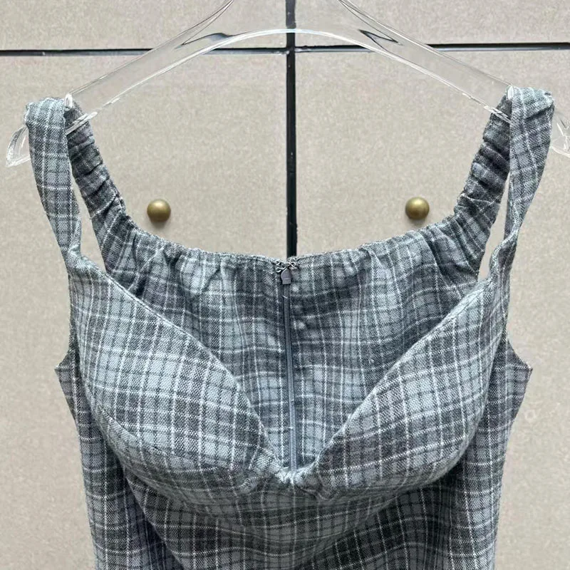 The new retro checkered pleated one-shoulder cinched-waist dress for early spring 2025 features a niche design and a short skirt