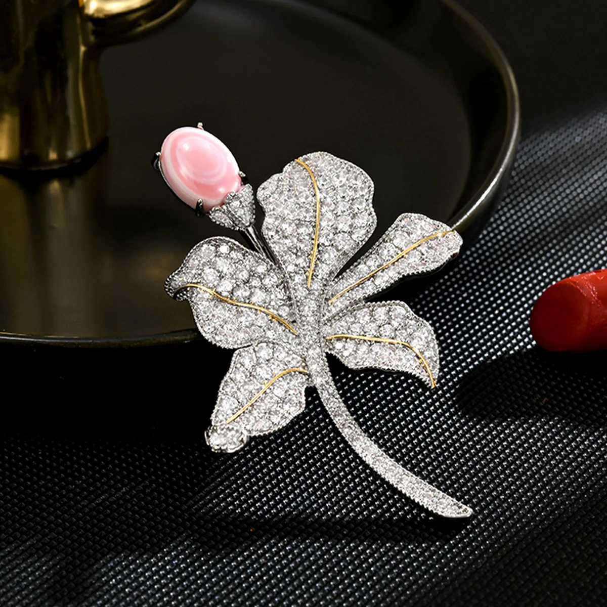 

Light Luxury Pink Shell Brooch High-end Flower Corsage Coat Pin Suit Accessories