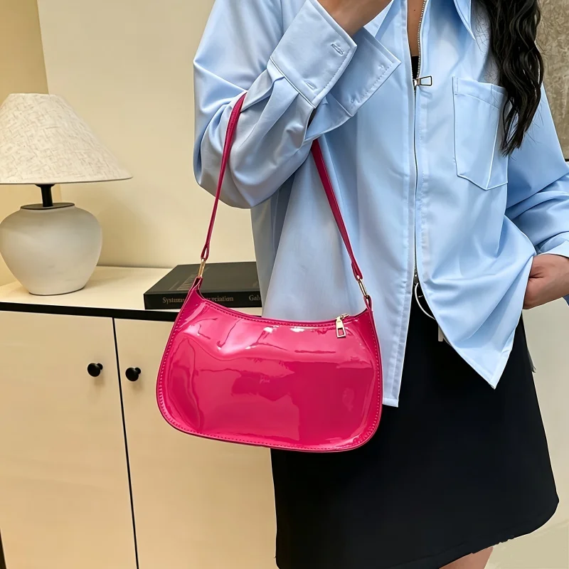 

Geometric shoulder bag，Embossed design，Equipped with a zipper，Suitable for underarm wear。This shoulder bag is very suitable for