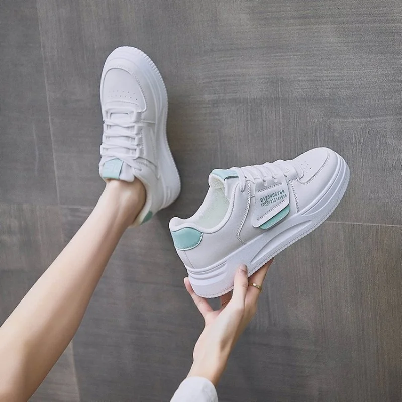 Women's Spring Fashionable Casual Board Shoes Breathable Lightweight Mesh Upper Soft Bottom Lightweight Shoes for Ladies