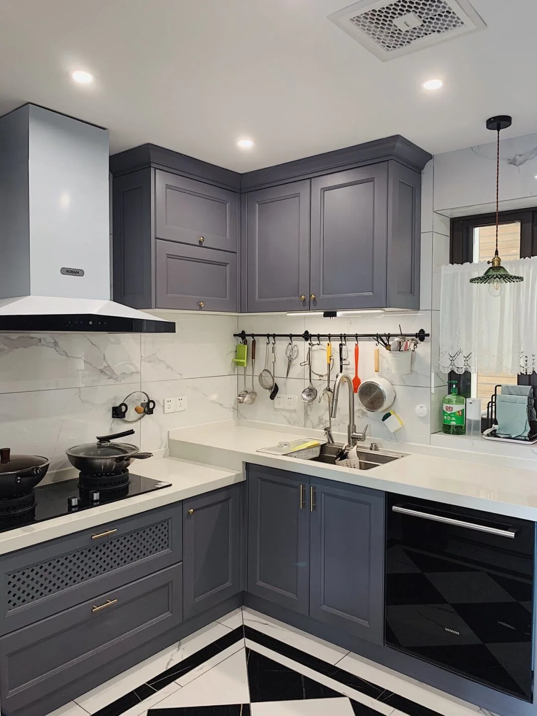 ^Modern Solid Pine Wood Kitchen Cabinet System Multi-layer Solid Wood Panels PET Sheet Doors