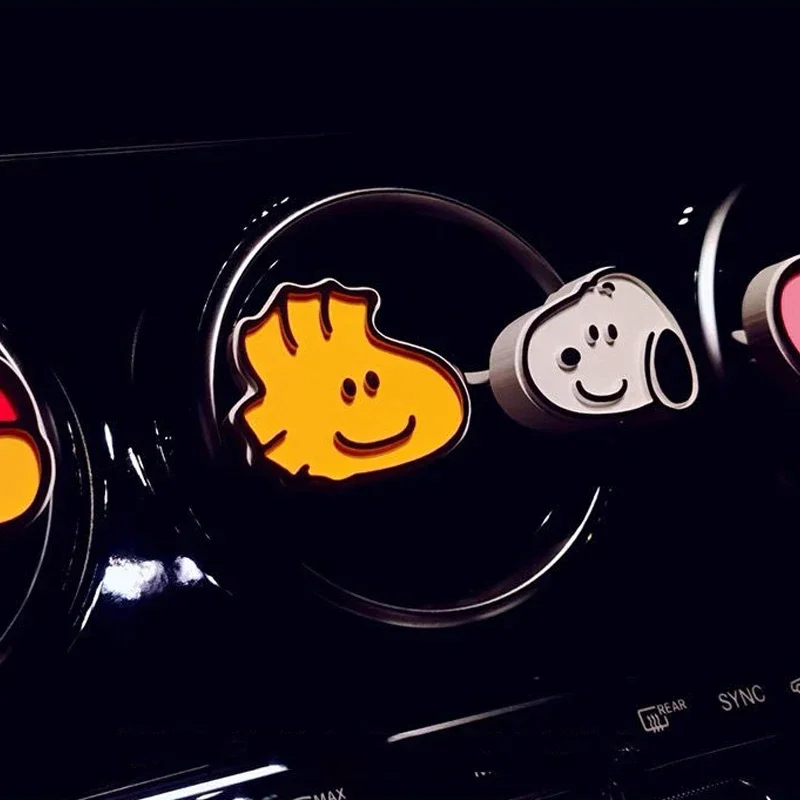 Snoopy-Colgante de Perfume para coche, ambientador de fragancia para mujer, botella difusora de Perfume de vidrio vacío de dibujos animados, decoración de aromaterapia