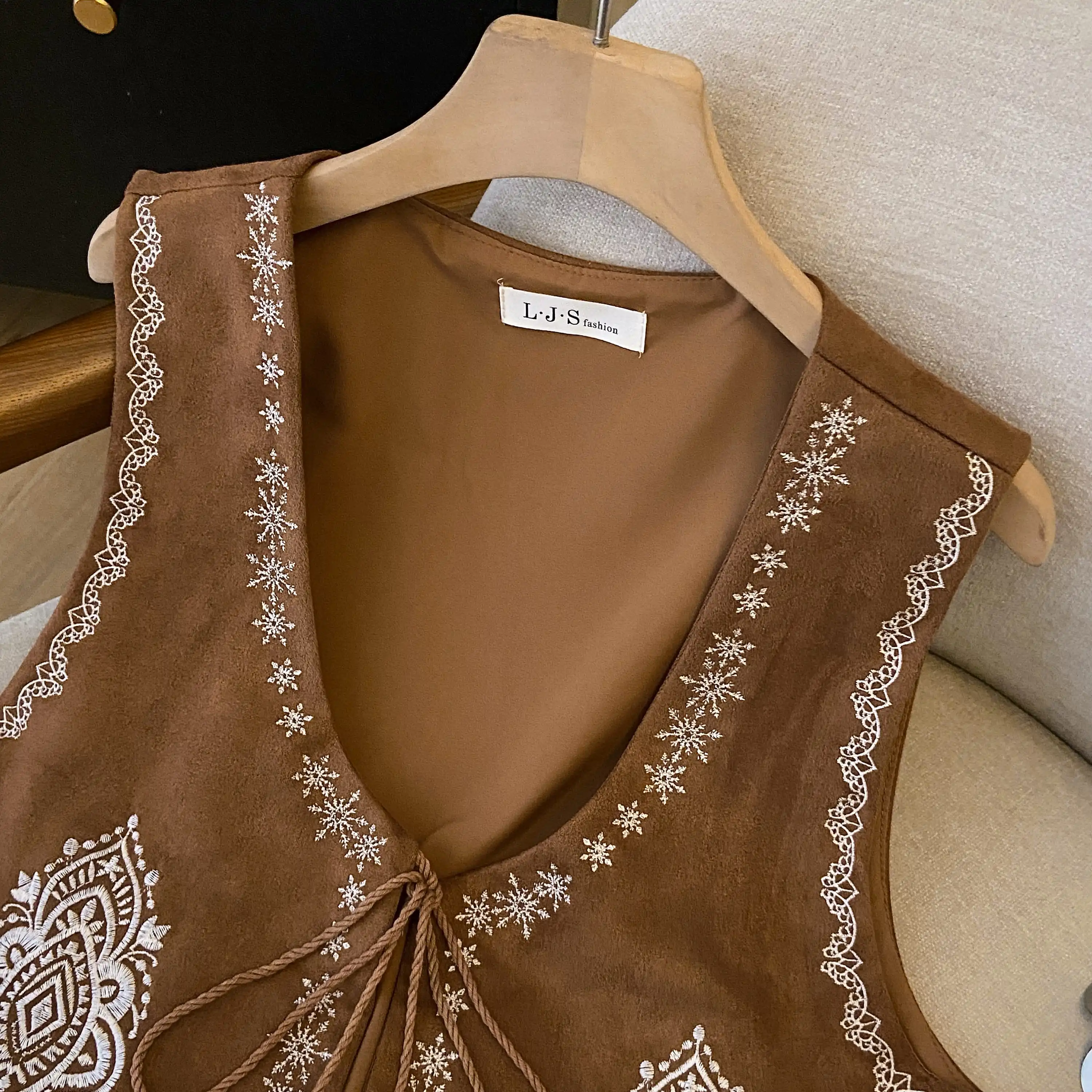 Retro Etniczna Brązowa Zamszowa Haftowana Kamizelka z Paskiem Damska Wszechstronna Kamizelka Podróżna z Poduszkami na Ramiona, Dekolt U, Dojazdy do Pracy