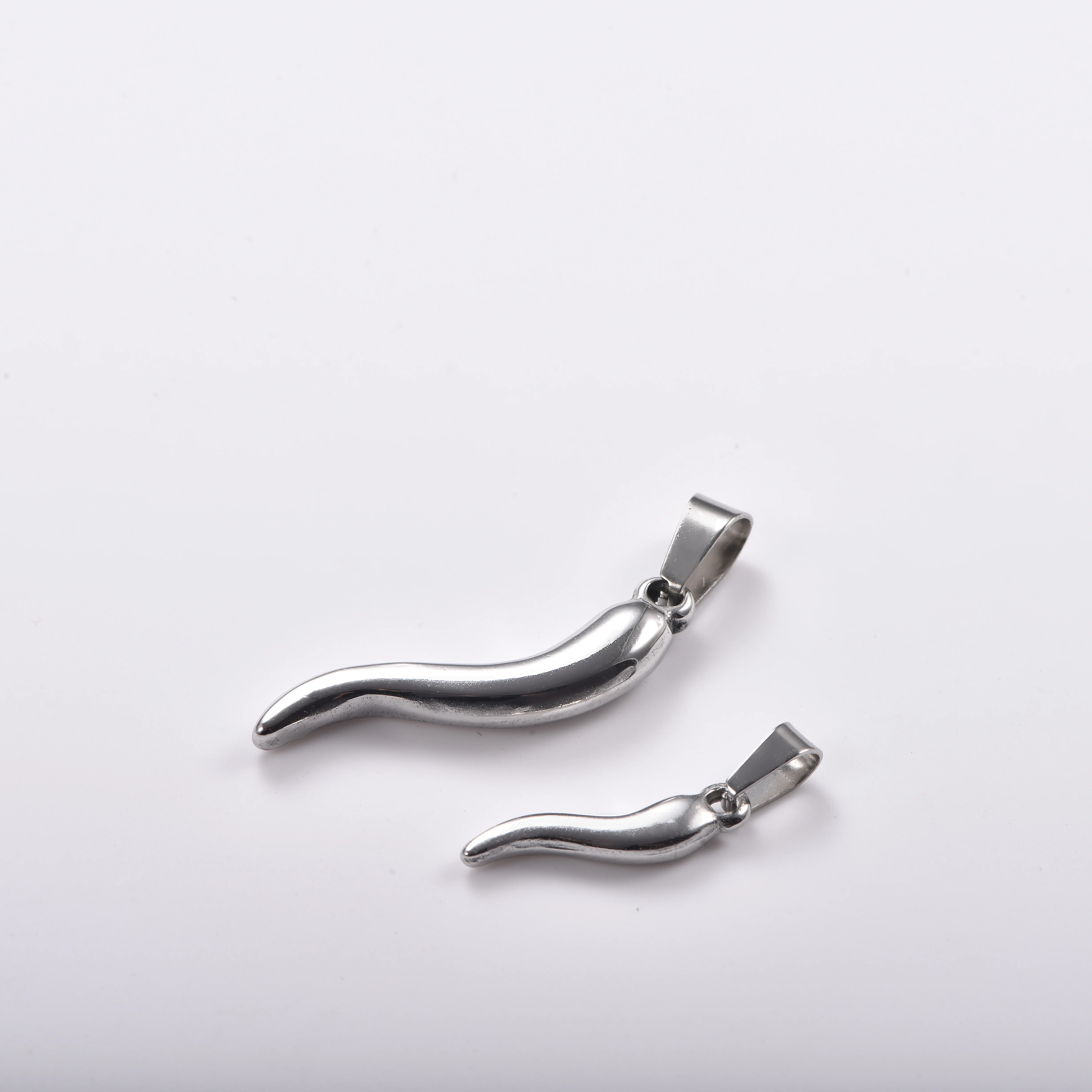 Trendiger Edelstahl-Chili-Horn-Anhänger, einzigartiger gebogener Horn-Charm für DIY-Halsketten, Armbänder, personalisiertes Schmuckgeschenk – Detail 2